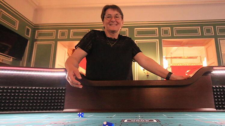 Während der Pandemie hat die Spielbank in ihr Angebot investiert. Direktorin Marina Klein zeigt das neue Würfelspiel "Dice 52". Foto: Benedikt Borst