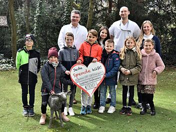Erlangen: Herzf&ouml;rmiger Scheck - Grundschulkinder spenden f&uuml;r Aktion "Kinderherz-OP"