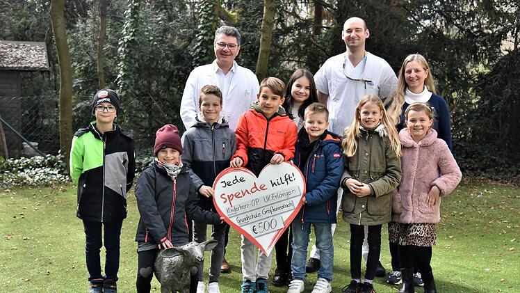 Erlangen: Herzf&ouml;rmiger Scheck - Grundschulkinder spenden f&uuml;r Aktion "Kinderherz-OP"