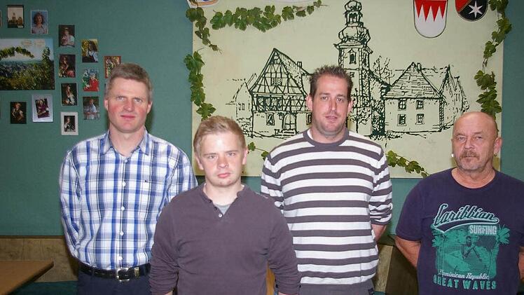 Der scheidende Vorsitzende Michael Reichhard (links) übergibt sein Amt an Steven Mezo, Florian Beer und Kassier Reinhard Knieß. Foto: Tom Müller