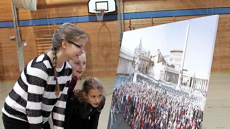 Staunend schauten die Besucher sich die Gruppenbilder an.