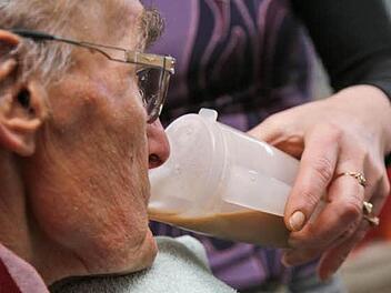 Die Zahl der pflegebedürftigen Menschen in Deutschland steigt rapide an. Viele von ihnen wollen zuhause bleiben, und ihre Angehörigen müssen deswegen eine Pflegekraft einstellen. Foto: Archiv