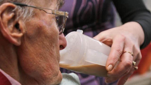 Die Zahl der pflegebedürftigen Menschen in Deutschland steigt rapide an. Viele von ihnen wollen zuhause bleiben, und ihre Angehörigen müssen deswegen eine Pflegekraft einstellen. Foto: Archiv