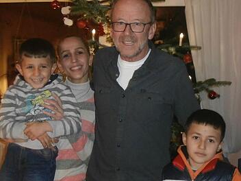 Für Muna Ali (Zweite von links) mit ihren Söhnen Mohammad und Miran war der Weg ins deutsche Leben beschwerlich. Christian Jung vom Freundeskreis für Flüchtlinge (Bildmitte) kämpfte für die Familienzusammenführung gegen allerhand bürokratische Widrigkeiten. Foto: Christiane Binder-Jung