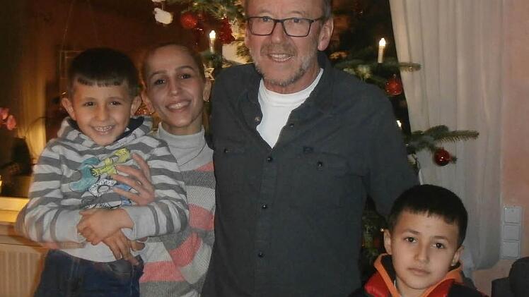 Für Muna Ali (Zweite von links) mit ihren Söhnen Mohammad und Miran war der Weg ins deutsche Leben beschwerlich. Christian Jung vom Freundeskreis für Flüchtlinge (Bildmitte) kämpfte für die Familienzusammenführung gegen allerhand bürokratische Widrigkeiten. Foto: Christiane Binder-Jung