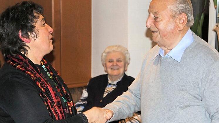 Maria Gerstner zeichnete bei der KAB Nordhalben Leonhard Daum für 60-jährige Mitgliedschaft mit Urkunde und Ehrennadel aus. Foto: Michael Wunder