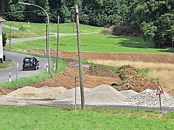 An dieser Stelle wird in Kurzewind, hier Richtung Gereuth gesehen, die Sammelkläranlage für den Ortsteil entstehen.
