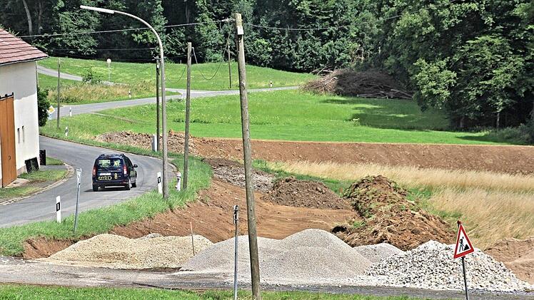 An dieser Stelle wird in Kurzewind, hier Richtung Gereuth gesehen, die Sammelkläranlage für den Ortsteil entstehen.