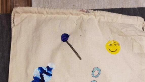 So sch&ouml;n gestalteten die Kinder einen Rucksack.  Foto: Stefanie F&auml;rber