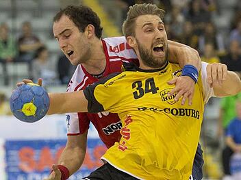 Geschenkt wird dem HSC 2000 Coburg um Tobias Varvne (mit Ball) am Samstag von den Wilhelmshavenern (mit Kreisläufer Duncan Postel) ähnlich wie im Hinspiel sicher nichts.  Foto: Uwe Gick