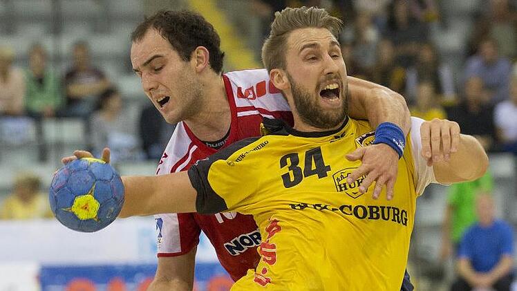 Geschenkt wird dem HSC 2000 Coburg um Tobias Varvne (mit Ball) am Samstag von den Wilhelmshavenern (mit Kreisläufer Duncan Postel) ähnlich wie im Hinspiel sicher nichts.  Foto: Uwe Gick