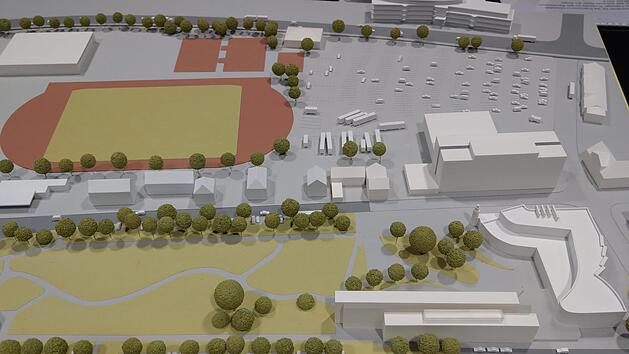Dieses Modell zeigt beide Varianten auf einmal: Ein Kongresshotel am Anger (oberer Bildrand), wie es nach dem noch g&uuml;ltigen Bebauungsplan m&ouml;glich w&auml;re, und ein Hotel im Rosengarten (unten), wie es Michael Stoschek f&uuml;r erforderlich h&auml;lt. Dass diese Baufl&auml;che - rund 1300 Quadratmeter - reicht, wird von Hotelfachleuten allerdings bezweifelt. Foto: Simone Bastian/CT-Archiv