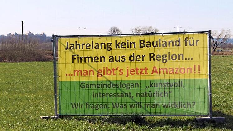 Ein Transparent der Bürgerinitiative zwischen Weiher und Oberndorf gegen die Amazon-Ansiedlung  Foto: Evi Seeger