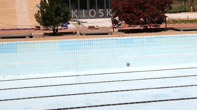 Noch herrscht in den Becken des Kulmbacher Freibads g&auml;hnende Leere - im Laufe des Juni soll sich das &auml;ndern. Foto: Archiv/J&uuml;rgen G&auml;rtner