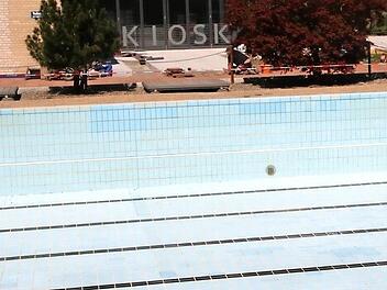 Noch herrscht in den Becken des Kulmbacher Freibads g&auml;hnende Leere - im Laufe des Juni soll sich das &auml;ndern. Foto: Archiv/J&uuml;rgen G&auml;rtner