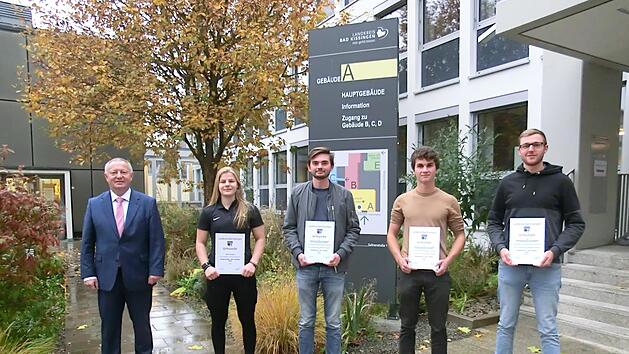 Beim Sportempfang 2021 ehrte Landrat Bold Nina Christof zur Sportlerin des Jahres (Eishockey) und Peter-Richard Wagner, Eric Schneider und Andreas Heil zur Mannschaft des Jahres (Segelflug). Foto: Angelika Despang