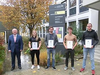 Beim Sportempfang 2021 ehrte Landrat Bold Nina Christof zur Sportlerin des Jahres (Eishockey) und Peter-Richard Wagner, Eric Schneider und Andreas Heil zur Mannschaft des Jahres (Segelflug). Foto: Angelika Despang