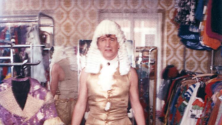 "Findst nicht, dass ich wahnsinnig bl&ouml;d ausschau?", fragt der Monaco Franze seine Gattin. Annette m&ouml;chte, dass er sie zum Maskenball von Dr. Braun begleitet.