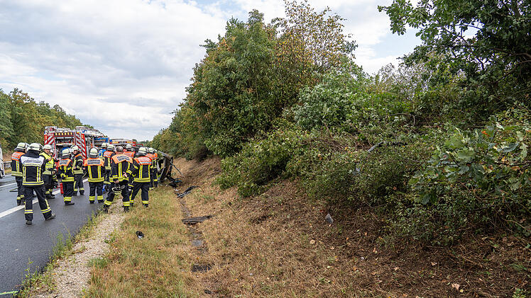 Verkehrsunfall nach Regenschauer: VW Caddy &uuml;berschl&auml;gt sich auf Regen nasser Fahrbahn