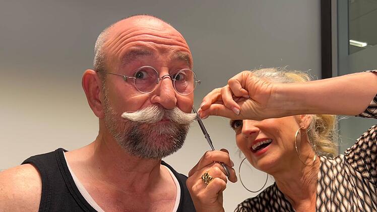 Horst Lichter l&auml;sst sich f&uuml;r TV-Streich den Bart abschneiden