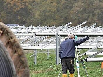 Ein Arbeiter gibt die Richtung vor.  Foto: Gerd Schaar