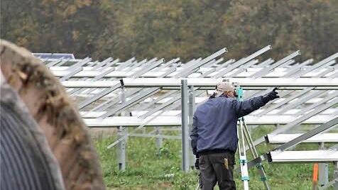 Ein Arbeiter gibt die Richtung vor.  Foto: Gerd Schaar