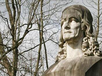 Dieses Denkmal im Coburger Stadtteil Neuses erinnert an den Dichter und Gelehrten Friedrich Rückert.Foto: Archiv/Jochen Berger