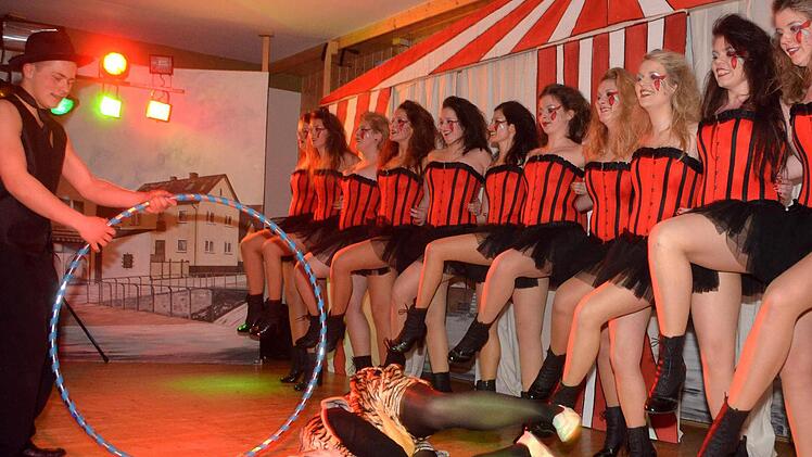 Den Mitternachtsauftritt gestaltete die heimische Gruppe Ilumina unter Leitung von Carmen Rottenberger. Fotos: Peter Rauch