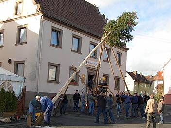 Ohne Musikkapelle musste in diesem Jahr der Kirmesbaum aufgestellt werden. Die Kameradschaft übernimmt schon traditionsgemäß seit Jahren das Aufstellen des Baumes.  Foto: Günther Straub