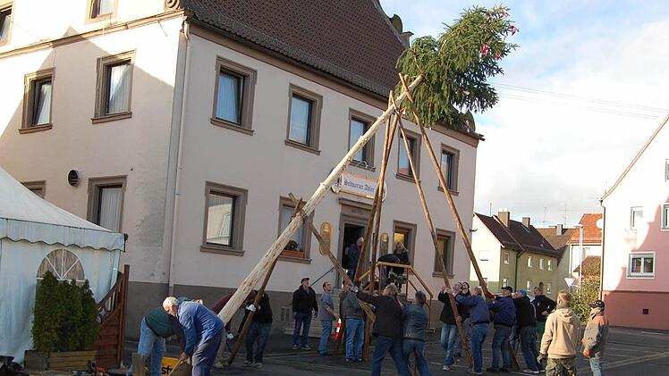 Ohne Musikkapelle musste in diesem Jahr der Kirmesbaum aufgestellt werden. Die Kameradschaft übernimmt schon traditionsgemäß seit Jahren das Aufstellen des Baumes.  Foto: Günther Straub