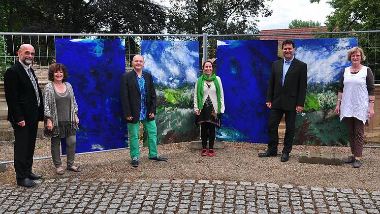 Den Arbeiten des Ehepaars Sandro Vadim und Gabriele Goerke aus Karlsruhe ist die jüngste Ausstellung des Galeristenehepaars Egon Stumpf und Eleonore Schmidts-Stumpf im Schloss Oberschwappach gewidmet. Unser Bild zeigt (von links) Egon Stumpf, Sandro Vadim, Gabriele Goerke, Eleonore Schmidts-Stumpf, den zweiten Bürgermeister Bernhard Jilke und Bernadette Klug vom Kulturverein Museum Schloss Oberschwappach.