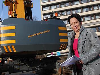 Klinikum-Chefin Brigitte Angermann an der Baustelle für das neue Parkhaus. Foto: Alexander Hartmann