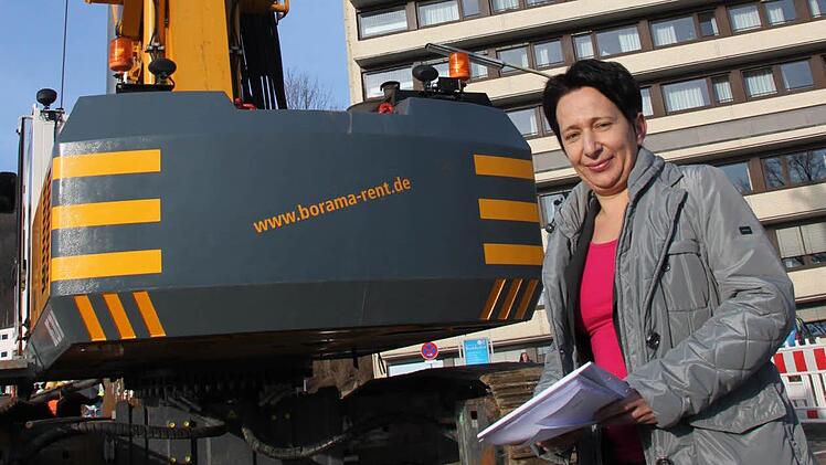 Klinikum-Chefin Brigitte Angermann an der Baustelle für das neue Parkhaus. Foto: Alexander Hartmann