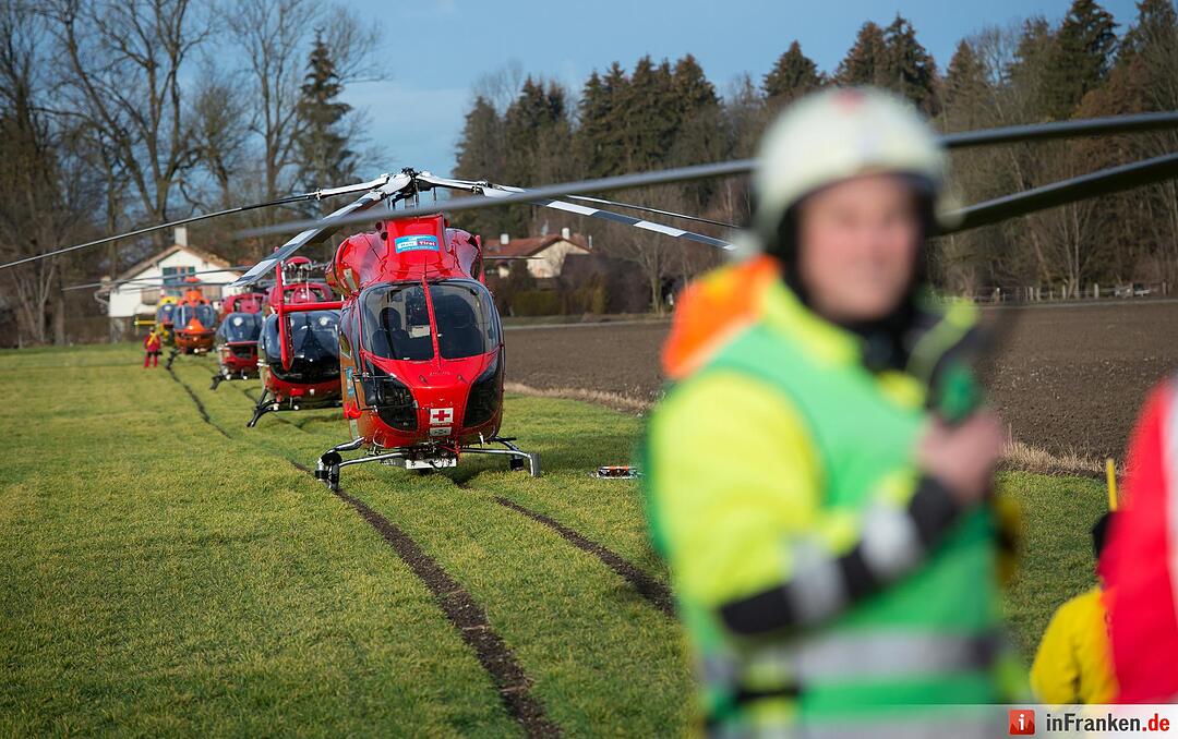 Rettungshubschrauber stehen am 09.02.2016 nahe der Unfallstelle eines Zugunglücks in der Nähe von Bad Aibling. Bei einem schwerem Zugunglück in Oberbayern sind mehrere Menschen ums Leben gekommen.