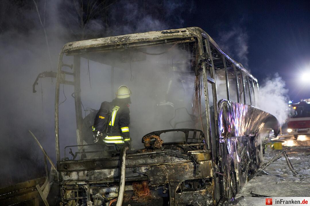 Reisebus auf der A3 ausgebrannt