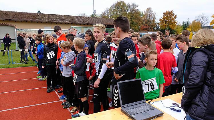 Am Start drängen sich die Teilnehmer.Foto: Gerd Schaar
