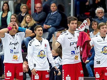 Entsetzen und Ratlosigkeit beim HSC (von links Trainer Margots Valkovskis, Felix Wolf, Adam Pal und Benedikt Kleinhenz) angesichts einer schwachen Leistung und einer vermeidbaren Heimniederlage gegen die HF Springe. Foto: Anand Anders