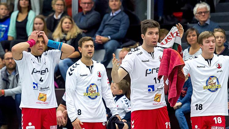 Entsetzen und Ratlosigkeit beim HSC (von links Trainer Margots Valkovskis, Felix Wolf, Adam Pal und Benedikt Kleinhenz) angesichts einer schwachen Leistung und einer vermeidbaren Heimniederlage gegen die HF Springe. Foto: Anand Anders