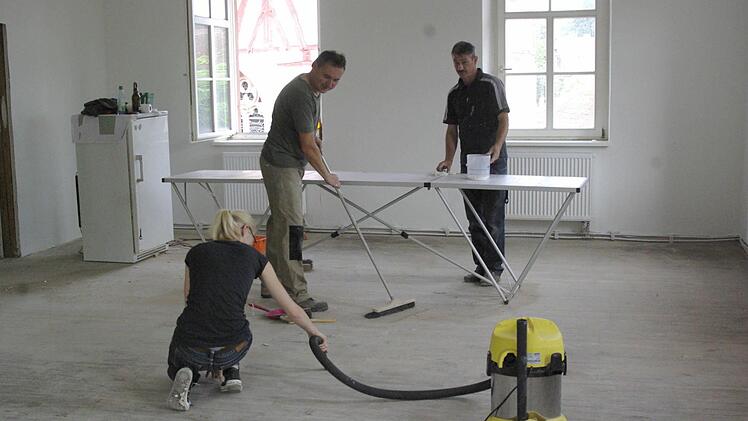 Fleißige Hände, die bisher 2500 Arbeitsstunden leisteten, waren gefragt bei der Sanierung der Alten Schule.  Foto: Winfried Ehling