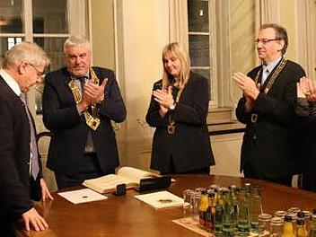 Beifall für Rolf-Peter Hoenen (links). Es applaudieren Oberbürgermeister Norbert Tessmer, Zweite Bürgermeisterin Birgit Weber, Dritter Bürgermeister Thomas Nowak und SPD-Fraktionsvorsitzende Petra Schneider. Foto: Simone Bastian