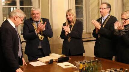 Beifall für Rolf-Peter Hoenen (links). Es applaudieren Oberbürgermeister Norbert Tessmer, Zweite Bürgermeisterin Birgit Weber, Dritter Bürgermeister Thomas Nowak und SPD-Fraktionsvorsitzende Petra Schneider. Foto: Simone Bastian