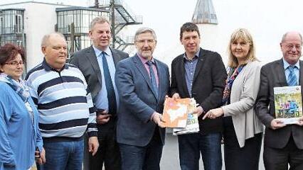 Die Gemeinde Masserberg wurde in die Tourismusregion Coburg.Rennsteig aufgenommen (von links): Manuela Grimm, Klaus-Dieter Schmidt, Michael Amthor, Michael Busch, Denis Wagner, Birgit Weber und Hans-Peter Schmitz (stellvertretend f&uuml;r die Sonneberger Landr&auml;tin Christine Zitzmann). Foto: Christin J&auml;nsch