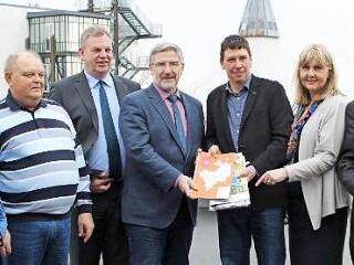 Die Gemeinde Masserberg wurde in die Tourismusregion Coburg.Rennsteig aufgenommen (von links): Manuela Grimm, Klaus-Dieter Schmidt, Michael Amthor, Michael Busch, Denis Wagner, Birgit Weber und Hans-Peter Schmitz (stellvertretend f&uuml;r die Sonneberger Landr&auml;tin Christine Zitzmann). Foto: Christin J&auml;nsch