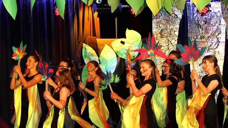 Die Tänzerinnen aus der 7a/7b in ihren tollen Kostümen bei ihrem "Vogeltanz". Fotos: Günther Geiling