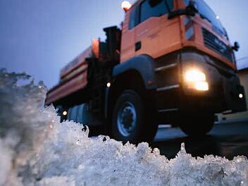 Ein Streufahrzeug der Straßenmeisterei. Foto: Archiv/Hendrik Steffens