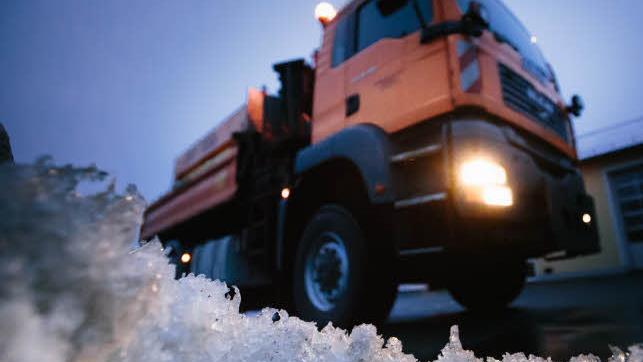 Ein Streufahrzeug der Straßenmeisterei. Foto: Archiv/Hendrik Steffens