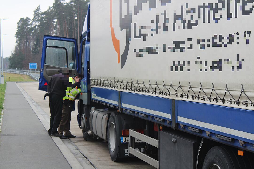 Auf der A6 im Kreis Ansbach sind sechs Flüchtlinge in einem Lkw entdeckt worden. Die Männer hatten möglicherweise mehrere Tage kein Essen oder Trinken.