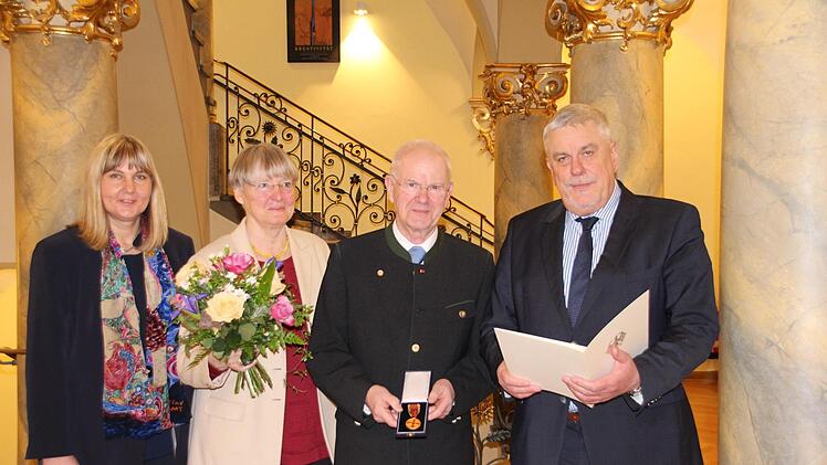 Freuen sich alle vier über die Ehrung (von links): Zweite Bürgermeisterin Birgit Weber (CSU), Ursula Thaben, Johannes Thaben, Oberbürgermeister Norbert Tessmer (SPD). Foto: Simone Bastian