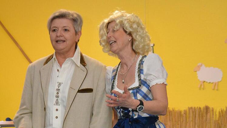 Andrea Nöth (links) und Sigrid Schlembach sangen als Duo "Marianne und Michael". Foto: Björn Hein