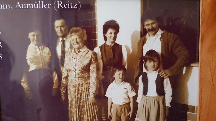 Die Großeltern Reitz und die junge Familie Aumüller mit Mama Gabi und Papa Erich sowie Sohn Markus und Tochter Sandra.